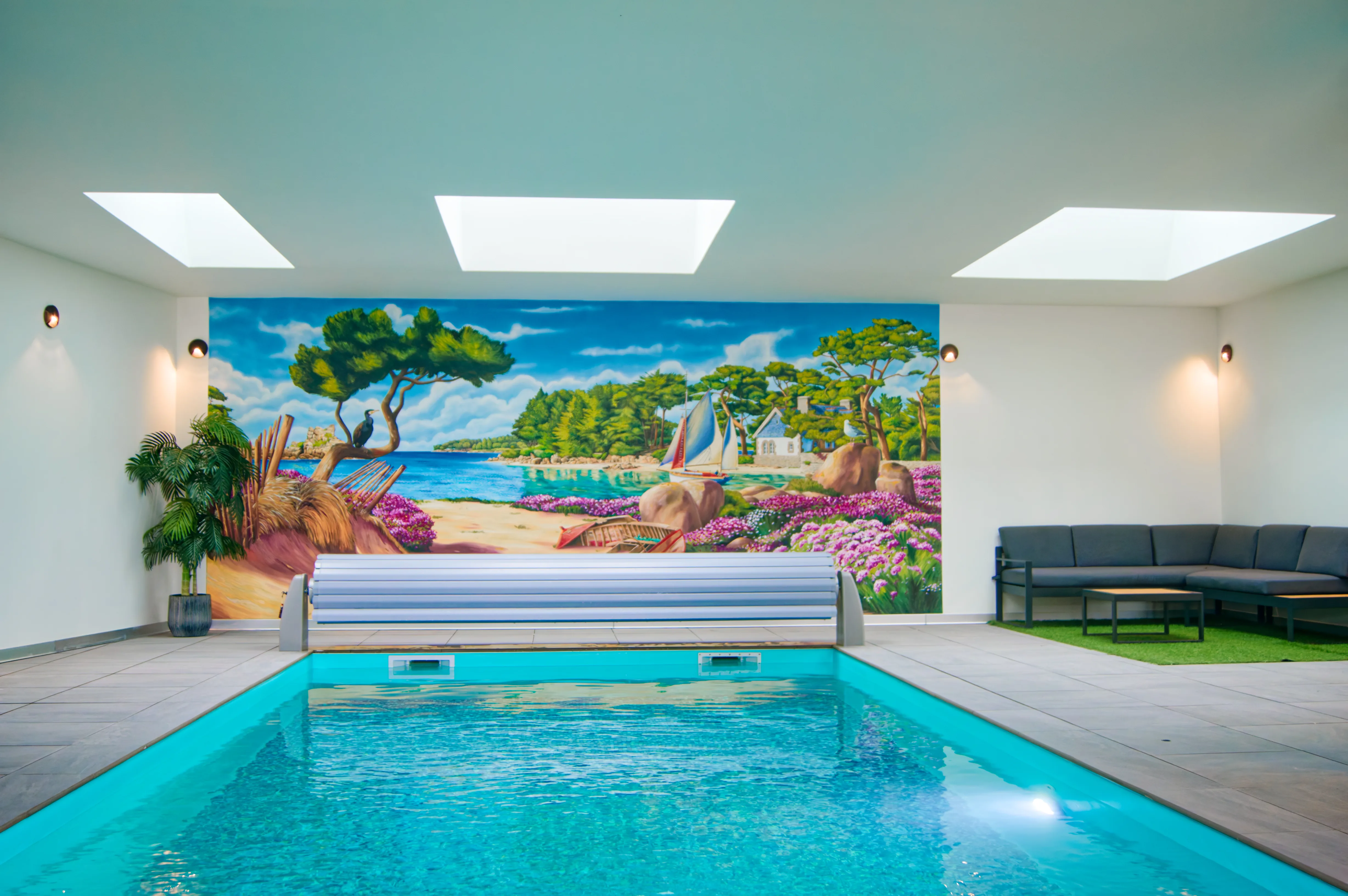 Mur de piscine d'un gîte à Bourbriac, près de Guingamp, habillé d'une fresque en trompe-l'œil, peinture résistante à l'humidité